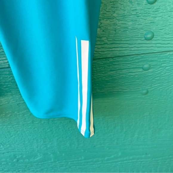 CLEARANCE ADIDAS RASHGUARD SWIM SET 2PC TOP AND CAPRIS SIZE MEDIUM EUC - Picture 5 of 8